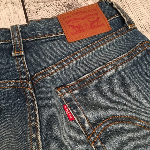 Levi’s Women’s High Waisted Medium Wash Shorts size 26 - Picture 3 of 9